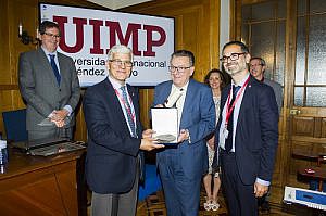 El padre de la Constitución Miguel Herrero y Rodríguez de Miñón recibe la Medalla de Honor de la UIMP