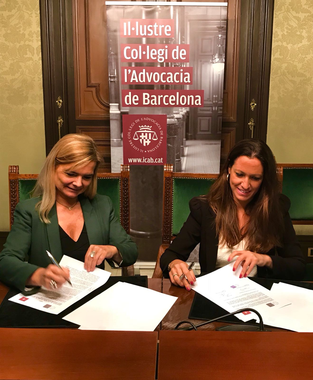 El Colegio de Barcelona firma un convenio con la Asociación de Mujeres