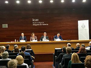 El Ciclo de Conferencias de la RAVJL celebra una mesa redonda sobre “Cláusulas abusivas”