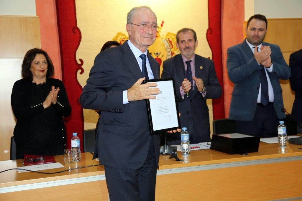 El alcalde, Francisco de la Torre, recoge la distinción a la Policía Local