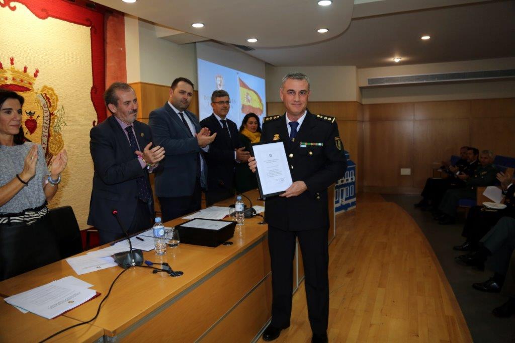 El comisario jefe provincial en funciones recoge el reconocimiento al Cuerpo Nacional de Policía