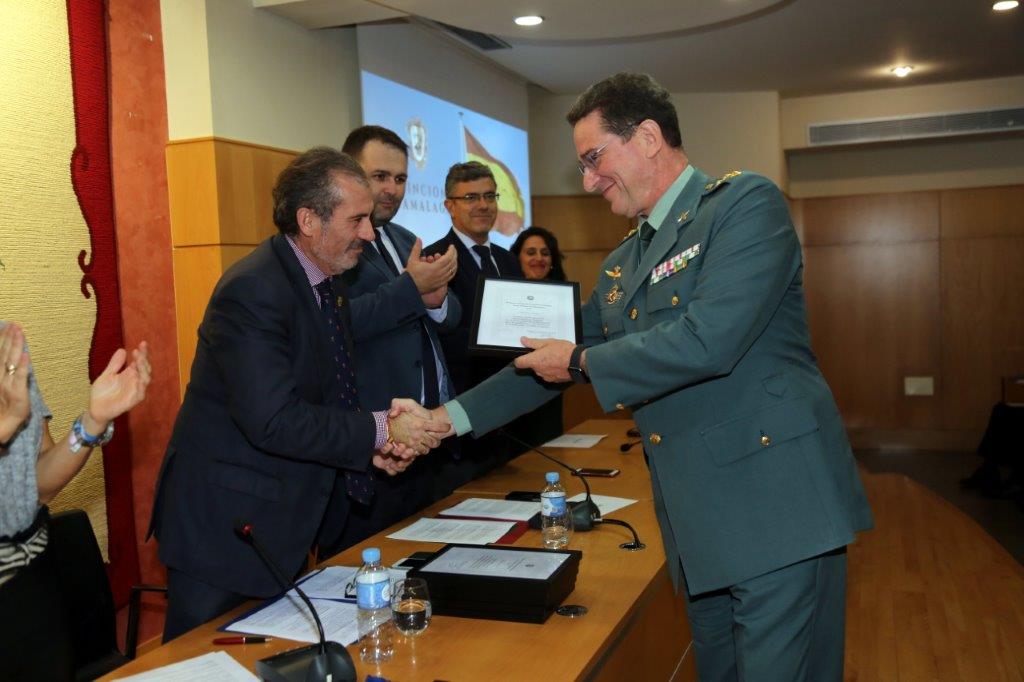 El coronel jefe de la Guardia Civil en Málaga recoge el reconocimiento a la Benemérita
