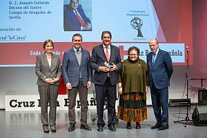 Cruz Roja premia al decano del Colegio de Abogados de Sevilla, José Joaquín Gallardo