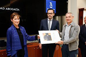 Avelino Sáez Hernández recibe el Premio Anual del X Concurso de Microrrelatos sobre Abogados