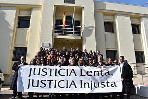 Abogados y procuradores se concentran frente a los juzgados de Ayamonte bajo el lema: ‘Justicia lenta, Justicia injusta’