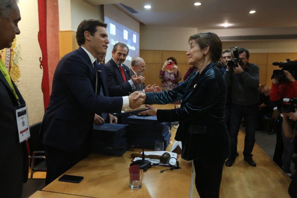 Rivera saluda a la presidenta de la Abogacía Española, Victoria Ortega, tras recoger su distinción