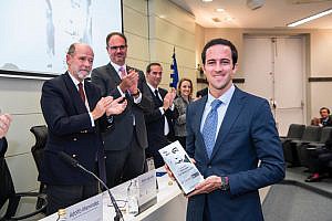 Jaime Sardina, trainee en Garrigues: “Sería interesante sustituir el sistema tradicional de contraseñas por la huella digital”