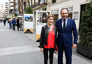 La calle Santiago de Valladolid acoge la exposición ‘Iguales en derechos. Abogacía por la igualdad’