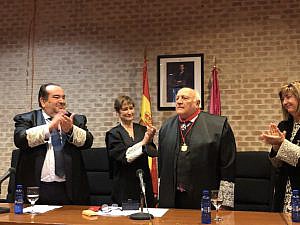El Colegio de Abogados de Guadalajara entrega una distinción a su ex decano Rafael Monge