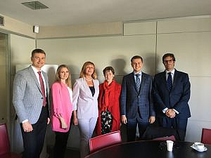 Victoria Ortega recibe a una delegación de la Abogacía de Ucrania