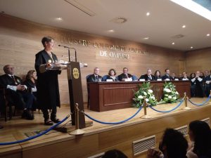 Victoria Ortega medalla a decano Oviedo
