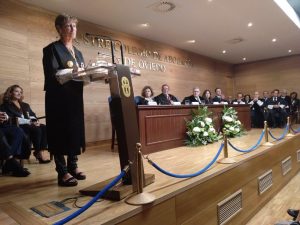 Victoria Ortega impone la Medalla al Mérito en el Servicio de la Abogacía al decano de Oviedo