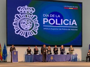 El ICA Oviedo recibe la Cruz al Mérito Policial con distintivo blanco