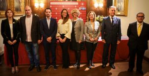 La decana del ICAB entrega a los partidos políticos un documento con las ‘15 propuestas para una Justicia Digna’