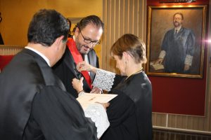 Victoria Ortega le impone la Cruz del Mérito a Javier Garicano, decano del Colegio de Valladolid