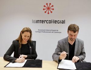 Los colegios profesionales de Cataluña apoyan la colaboración con el Ayuntamiento de Barcelona para ayudar profesionales asilados y migrantes a insertarse en el mercado laboral