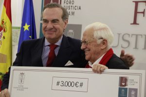 El ICAM premia al padre Ángel “por hacer suyas todas las causas que impulsan la justicia social”