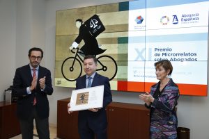 Manuel de la Peña Garrido recibe el Premio Anual del XI Concurso de Microrrelatos sobre Abogados