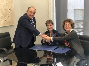 Prorrogado el acuerdo con la Fundación EMET Arco Iris para atender jurídicamente a las mujeres migrantes que llegan con sus hijos