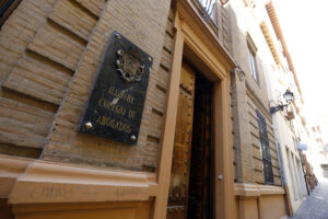 La Abogacía granadina crea un fondo de ayudas de hasta 120.000 euros para los colegiados ejercientes