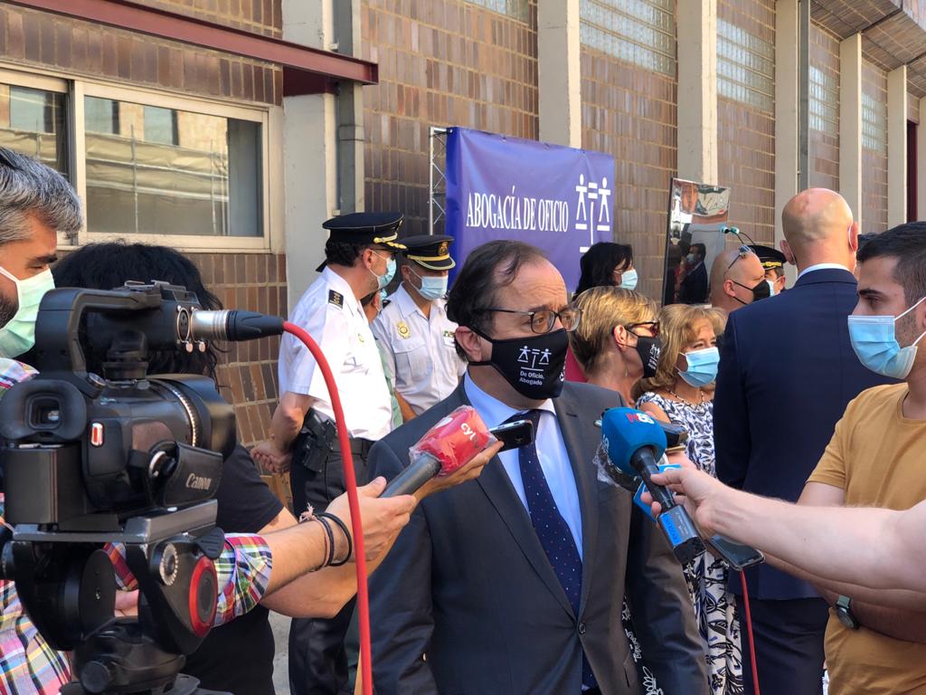 DECANO LEÓN ATENDIENDO A MEDIOS