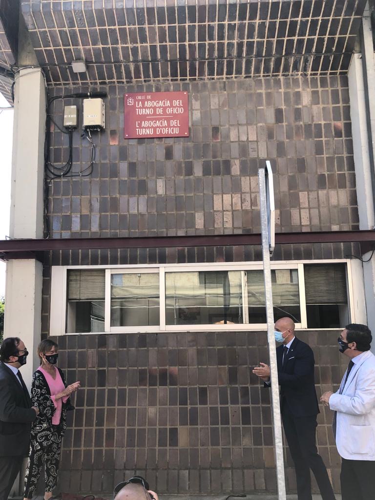 DESCUBRIMIENTO DE LA PLACA DE LA CALLE DE LA ABOGACIA DEL TURNO DE OFICIO
