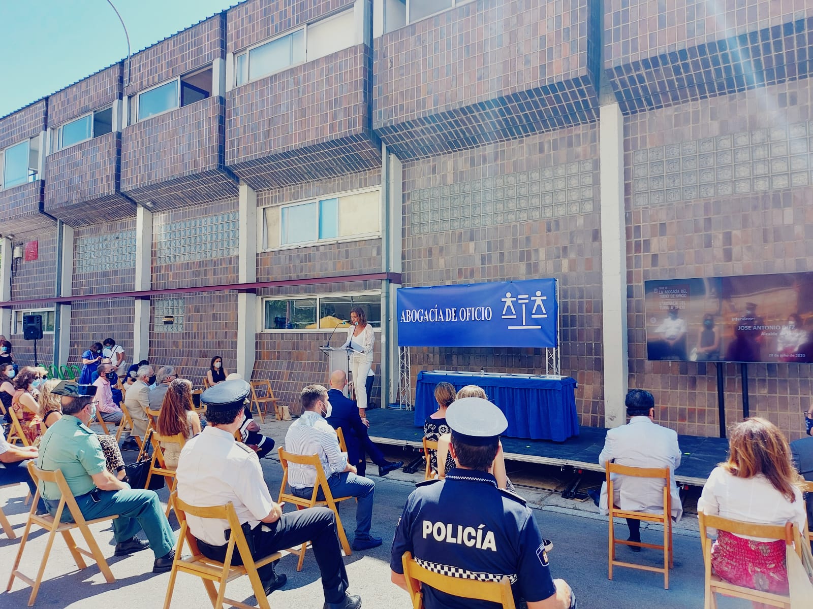 ENTREGA DE DIPLOMAS A POLICÍA Y ABOGADOS