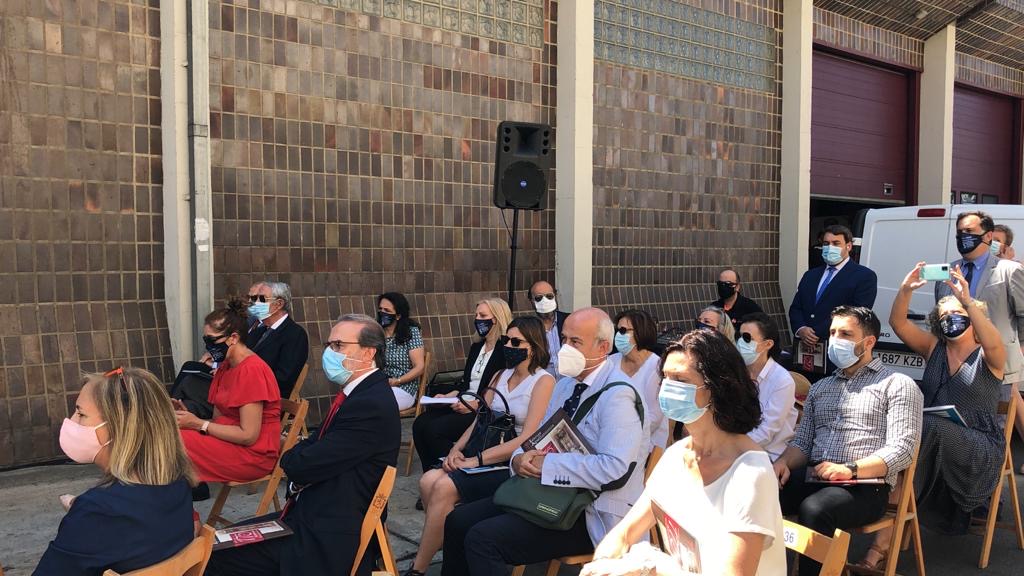 PÚBLICO ASISTENTE GUARDAN MINUTO SILENCIA POR VÍCTIMAS COVID