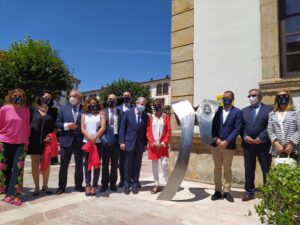 Inaugurada en Cangas de Onís la primera escultura en España en homenaje a los abogados y abogadas del Turno de Oficio