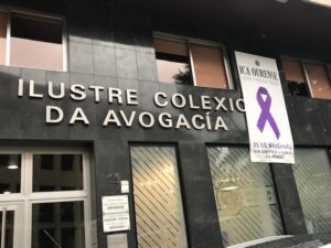 El Colegio de Abogados de Ourense coloca un cartel contra la violencia de género con motivo de 25N