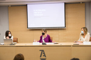 Adriana Scozzafava, autora del informe; Victoria Ortega, presidenta del Consejo General de la Abogacía y Marlen Estévez, presidenta de Women in a Legal World.