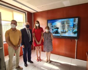 El ICA Melilla entrega una pizarra digital al CETI de la ciudad para mejorar la formación de los menores