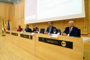 María Asunción Torres López, secretaria general de la Universidad de Granada; Lorenzo del Río Fernández, presidente del Tribunal Superior de Justicia de Andalucía, Ceuta y Melilla; Victoria Ortega Benito, presidenta del Consejo General de la Abogacía Española; Leandro Cabrera, decano del Colegio de Abogados de Granada y Blas Imbroda Ortiz, presidente de la Subcomisión de Extranjería y Protección Internacional del Consejo General de la Abogacía Española.