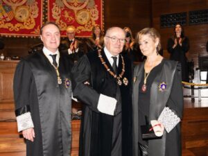 Victoria Ortega preside el homenaje a Carlos Carnicer por sus 50 años de trabajo