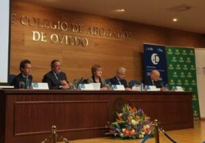 Ignacio Cuesta Areces, primeiro e tenente de alcalde de Oviedo e concelleiro de Urbanismo, Infraestruturas, Servizos Básicos e Medio Ambiente; Victoria Ortega Benito, presidente do Consejo General de la Abogacía Española; Luis C. Albo Aguirre, decano do Colexio de Avogados de Oviedo; Jesús Chamorro González, presidente do Tribunal Superior de Justicia do Principado de Asturias e Fernando Candela Martínez, presidente da Comisión de Ética Profesional da Consejo General de la Abogacía Española.