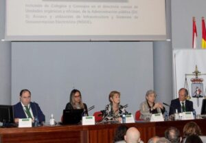 De izda. a dcha.: Benigno Villarejo, decano del Colegio de la Abogacía de Gijón; Rita Camblor, consejera de Presidencia del Principado de Asturias; Victoria Ortega, presidenta del Consejo General de la Abogacía Española; Ana González Rodríguez, alcaldesa de Gijón y Rafael Massieu, presidente de la Comisión de Innovación y desarrollo tecnológico del Consejo General de la Abogacía