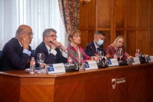 De izda. a dcha.: Santiago González, presidente de la Comisión de Relaciones con la Administración de Justicia de la Abogacía Española; Andrés de Diego, decano del Colegio de Abogados de Cantabria; Victoria Ortega, presidenta del Consejo General de la Abogacía Española; José Luis López del Moral, presidente del TSJ de Cantabria y María del Pilar Jiménez, fiscal Superior de Cantabria.