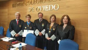 Victoria Ortega recibe la Medalla al Mérito Colegial del ICA Oviedo