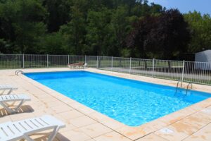 “La validez de un acuerdo comunitario por el que se prohíbe el uso de la piscina a los propietarios de plazas de garaje”