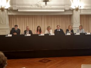 De izda. a dcha: Carlos Sánchez Rodríguez, abogado del Colegio de Abogados de Vigo; José Félix Mondelo Santos y Maia Román Fernández, vocales de la Comisión de Defensa de los Derechos e Intereses Profesionales de la Abogacía del Consejo General de la Abogacía Española; Sonsoles Jiménez Herrero Sánchez Rodríguez, vicepresidenta de la Comisión de Defensa de los Derechos e Intereses Profesionales de la Abogacía del Consejo General de la Abogacía Española y moderadora; Benigno Villarejo Alonso, vocal de la Comisión de Innovación y Desarrollo Tecnológico de la Abogacía del Consejo General de la Abogacía Española; Marga Cerro González, presidenta de la Comisión de Igualdad del Consejo General de la Abogacía Española; María del Carmen González Ferro, vicedecana del Colegio de Abogados de Santiago de Compostela y Esther Montalvá Medina, diputada del Colegio de la Abogacía de Madrid-de manera online-.