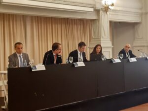 De izda. a dcha.: Frederic Munné Catarina, diputado responsable de la Comisión de Arbitraje, Comisión de Honorarios y Centro ADR-ICAB (Arbitraje) del Colegio de la Abogacía de Barcelona; Manuel Eugenio Mata Pastor, decano del Colegio de Abogados de Castellón; Antón Echevarrieta Zorrilla, vocal de la Comisión de Defensa de los Derechos e Intereses Profesionales de la Abogacía del Consejo General de la Abogacía Española; Auxiliadora Borja Albiol, adjunta a la Presidencia para la Oficina de Representación Institucional del Consejo General de la Abogacía Española y Pascual Valiente Aparicio, presidente de la Subcomisión de Competencia y Defensa de los Consumidores del Consejo General de la Abogacía Española.