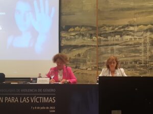 De izda. a dcha.: Gema Rial, decana del Colegio de Abogados de Pontevedra y Ana Mª Ferrer, magistrada de la Sala Segunda del Tribunal Supremo.