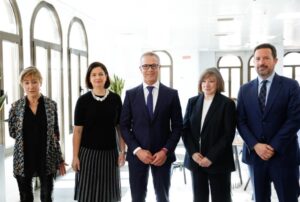 Victoria Ortega, presidenta del Consejo General de la Abogacía Española; Maite Oronoz, presidenta del Tribunal Supremo de Puerto Rico; Ander Gil, presidente del Senado; Ángela Cerrillos, abogada y feminista española; y Ángel García Aragón, decano del Colegio de Abogados de Lorca.