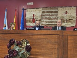 De izda. a dcha.: Victoria Ortega, presidenta de la Abogacía Española; Bernardino Varela Gómez, profesor titular de derecho procesal de la universidad De Santiago de Compostela; Víctor Catena, catedrático de Derecho Procesal de la Universidad Carlos III de Madrid y presidente de la Fundación Inteligencia Artificial Legal.