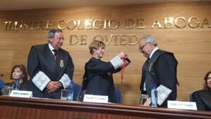 Victoria Ortega entrega a Pablo Mori la Medalla al Mérito en el Servicio a la Abogacía