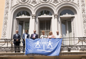 De izq. a dcha.: José Antonio Perales, director general del Consejo General de la Abogacía Española; Pablo Zapatero, secretario general técnico; Antonio Morán, presidente de la Comisión del Turno de Oficio; Victoria Ortega, presidenta de la Abogacía Española; Cristina Sancho, presidenta de la Fundación Aranzadi LALEY y José Juan Toharia, presidente de Metroscopia.