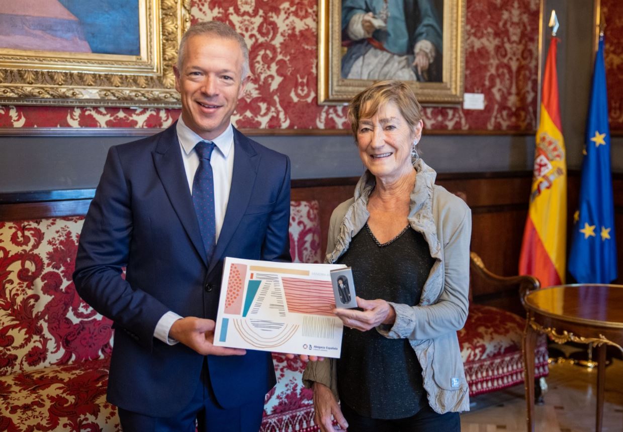 Entrega al presidente del Senado, Ander Gil