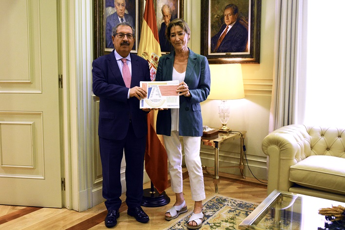 Entrega al presidente del Consejo General del Poder Judicial, Rafael Mozo