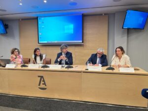 Óscar Fernández León y ponentes mesa sobre reglamento de acceso