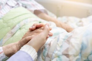 Reconocen el derecho al teletrabajo al 100 % a un hombre para cuidar de su padre enfermo